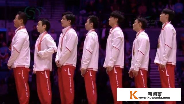 眼泪！中国男队夺得金牌，国歌响起+五星红旗升起，小伙子们冷艳