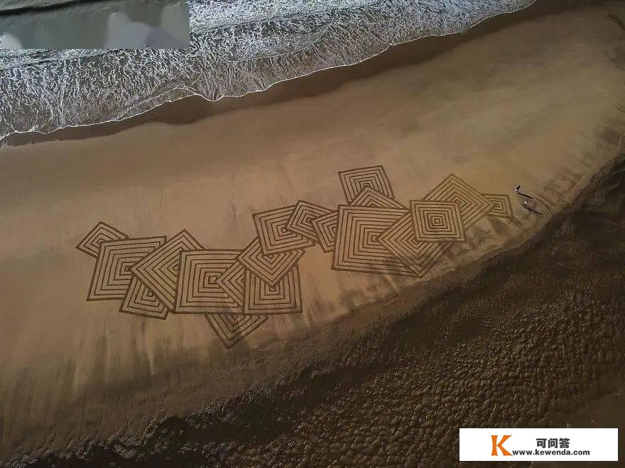 一幅画100米长，他用“九齿钉耙”，画起了超大沙画