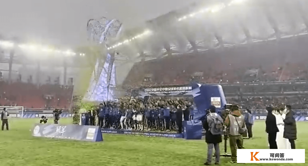 稀烂的中国足球2022年末于完毕！武汉三镇高举冠军奖杯