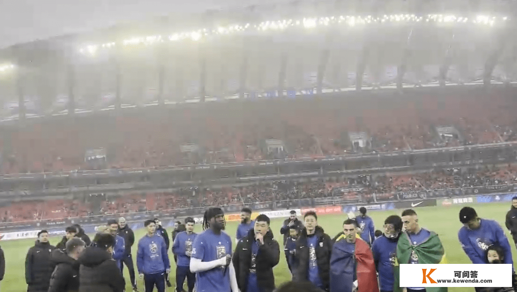 糊涂的中国足球2022末于完毕了！武汉三城捧起冠军奖杯
