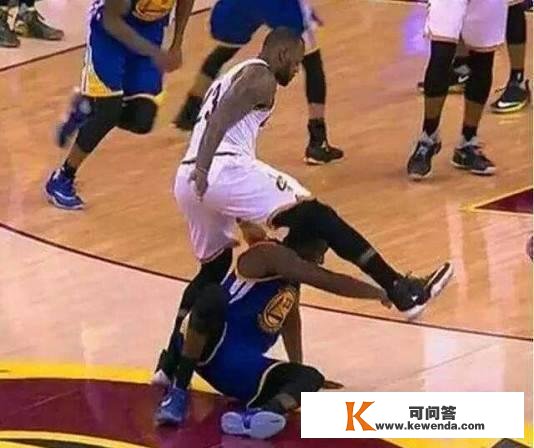 NBA裁判风云降临，球迷喷詹姆斯：闭嘴！裁判总决赛帮你禁赛格林