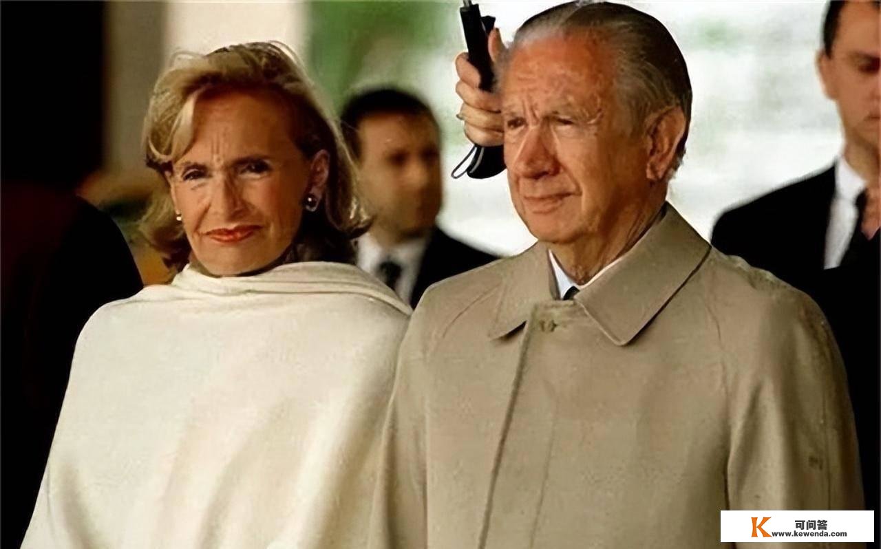 2000年奥运，80岁萨马兰奇渐渐分开，飞机上得知，68岁爱妻已逝世