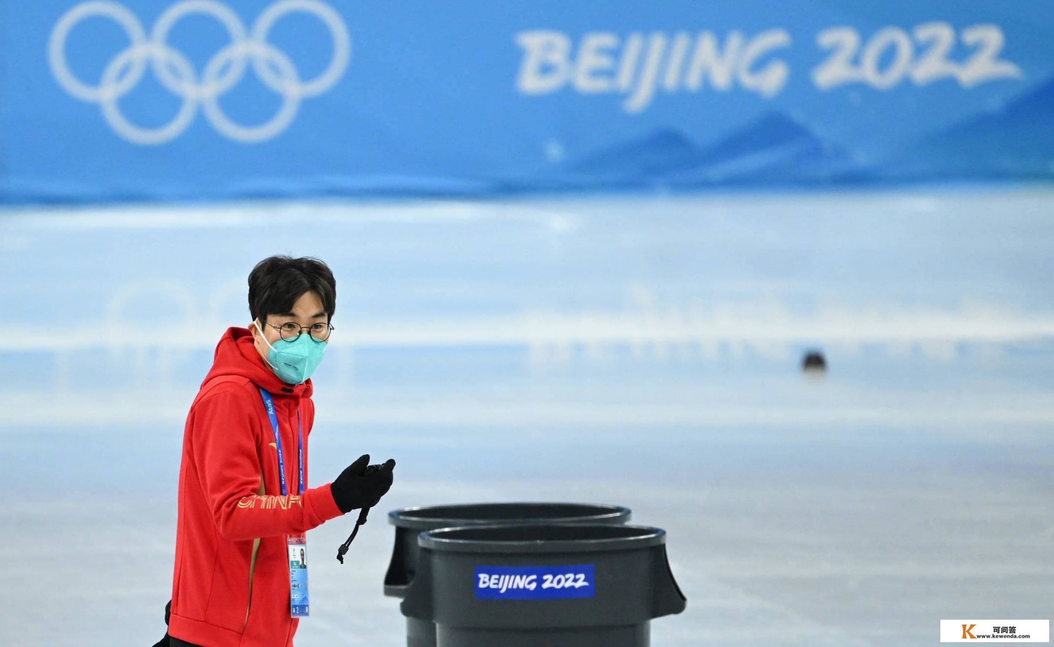 韩国短道速滑队竖中指辱骂中国选手！赛时屡次犯规，大言不惭称要教育中国人！