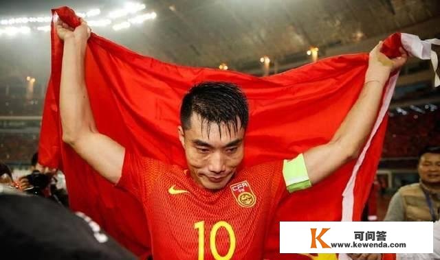 中国足球最初的大佬世界500强球星赢韩国后披国旗打动球迷