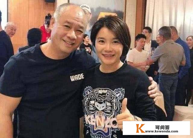 打动！电视重温李宁创奥运纪录，56岁已满头鹤发，老婆却美貌动听