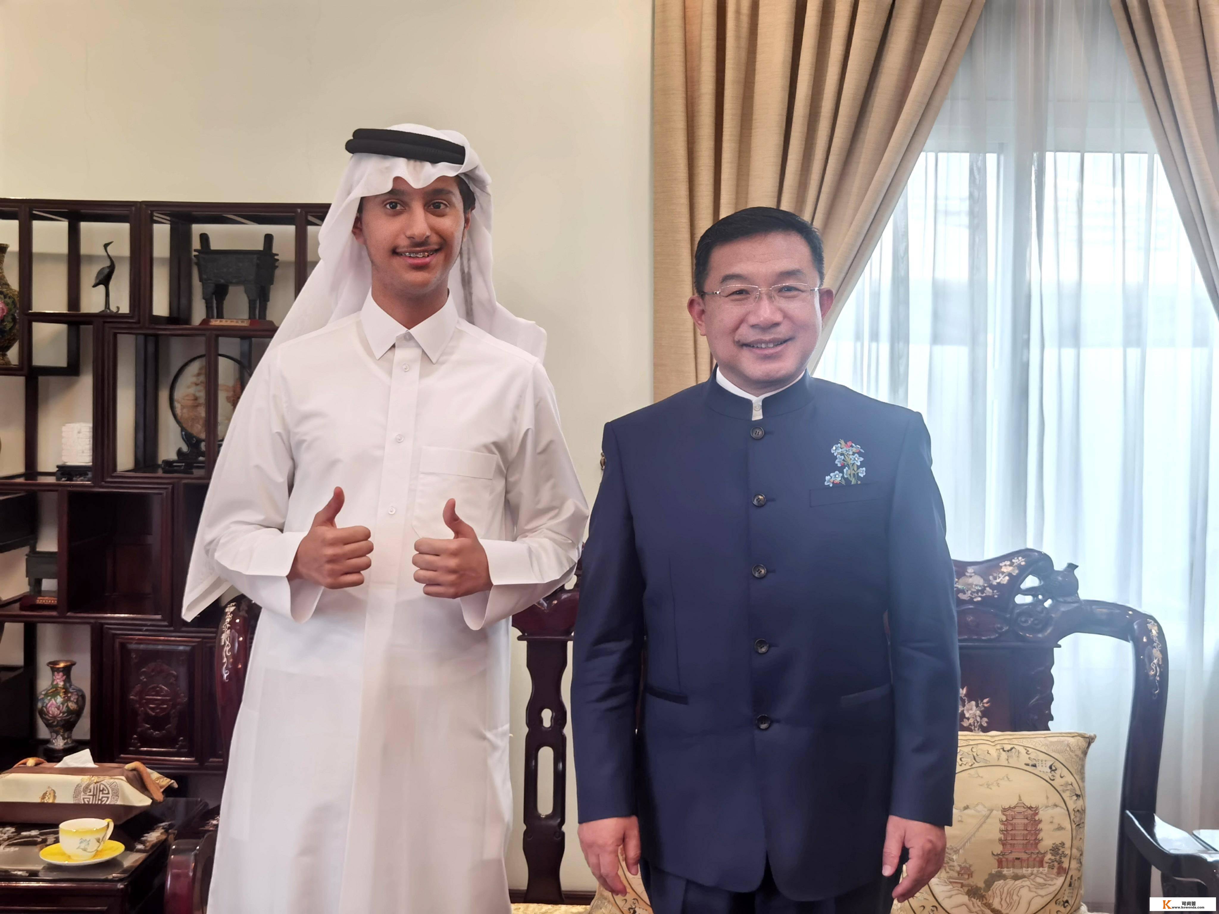 卡塔尔世界杯|特写：卡塔尔“拉伊卜”跟中国大使学古诗