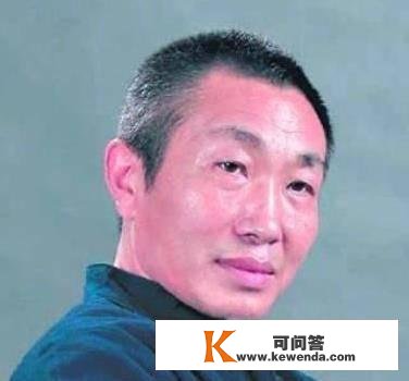 老戏骨杜源：老婆4岁就认识，38年0绯闻，现在怎么样了？