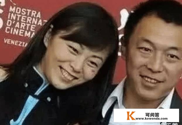 黄渤初恋老婆曝光，本来是我们都认识她，难怪庇护的那么好