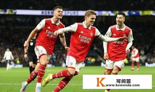 从3-1到2-0！英超3冠王踢疯了，49%控球被射17脚仍赢球，争冠稳了