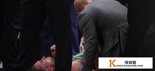 NBA汗青最蹩脚的揭幕战球员断腿，裁判受伤离场，队友互殴！