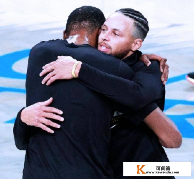 勇士被打花！NBA揭幕战降生惨案：杜兰特看队友演出，库里有点急