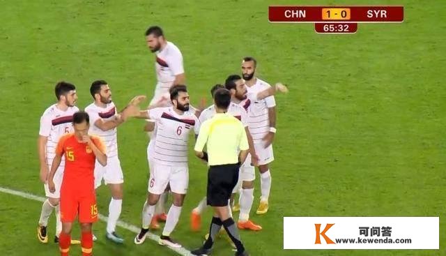 国足2点球引发争议！叙利亚9人围堵主裁，助教剧烈抗议马宁