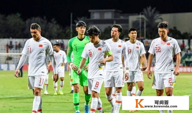 失误、飞铲、归化、乌龙……10个霎时回忆中国男足的2019年