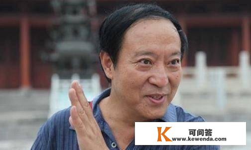 相声界半吊子牛群：昔日执意当县长，冯巩破口大骂，今置之不理