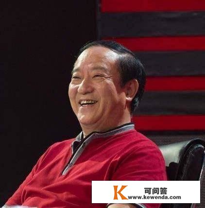 相声界半吊子牛群：昔日执意当县长，冯巩破口大骂，今置之不理