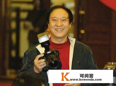 为当县长分开冯巩，71岁的出名相声演员牛群，过得有多惨？