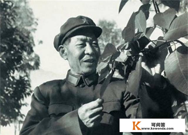 1949年管玉泉率先率部过江，将旗插上总统府，晚年却被人顶替功绩