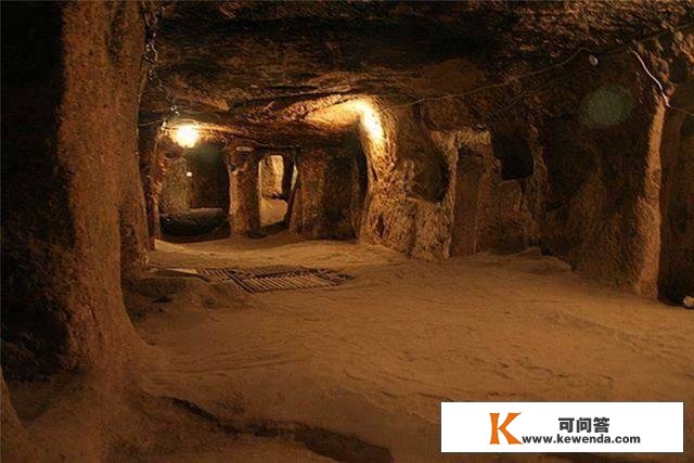 南极发现地下基地，隐藏大量“混血儿”标本，外星种族建造的？