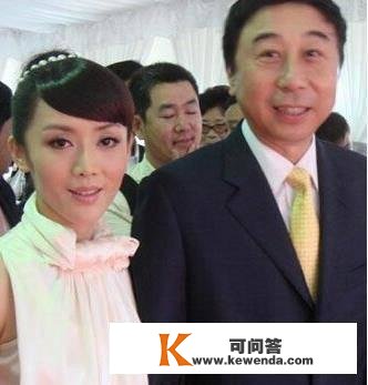 59岁的冯巩老婆旧照曝光，本来冯巩每天要面临如许的老婆！