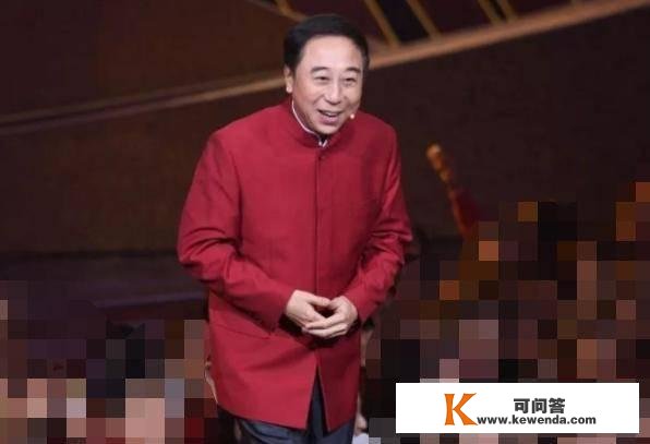 冯巩师哥李嘉存罕曝现状，满头鹤发拥抱冯巩，网友：怎么老成如许