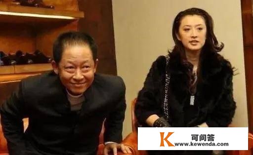 王志文实情场高手，妻子陈坚红年轻标致还有钱，两人同框像父女