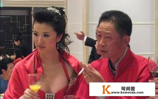 王志文实情场高手，妻子陈坚红年轻标致还有钱，两人同框像父女