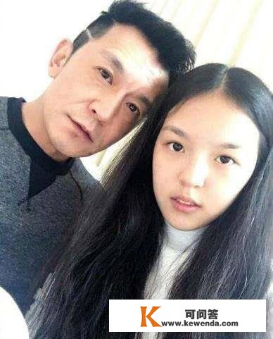 李咏女儿考入国外名牌大学，成为章泽天师妹，一年膏火50万