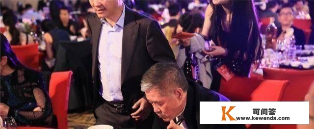 他亲手捧红了11个恋人，60大寿只要一小我前来恭喜，网友：好悲伤！