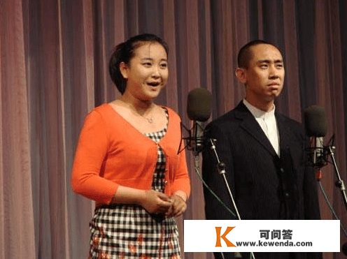 2010年，正在舞台彩排节目标贾玲，接到师傅冯巩的德律风后嚎啕大哭