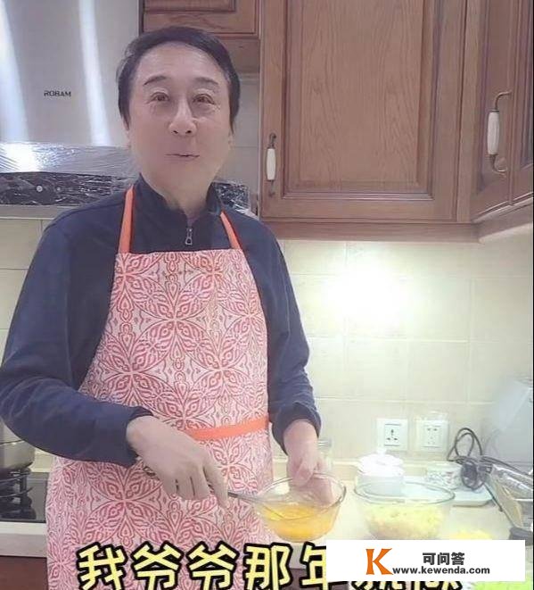 冯巩在家下厨做美食，引来42万网友围不雅，网友：那饭有点不伦不类