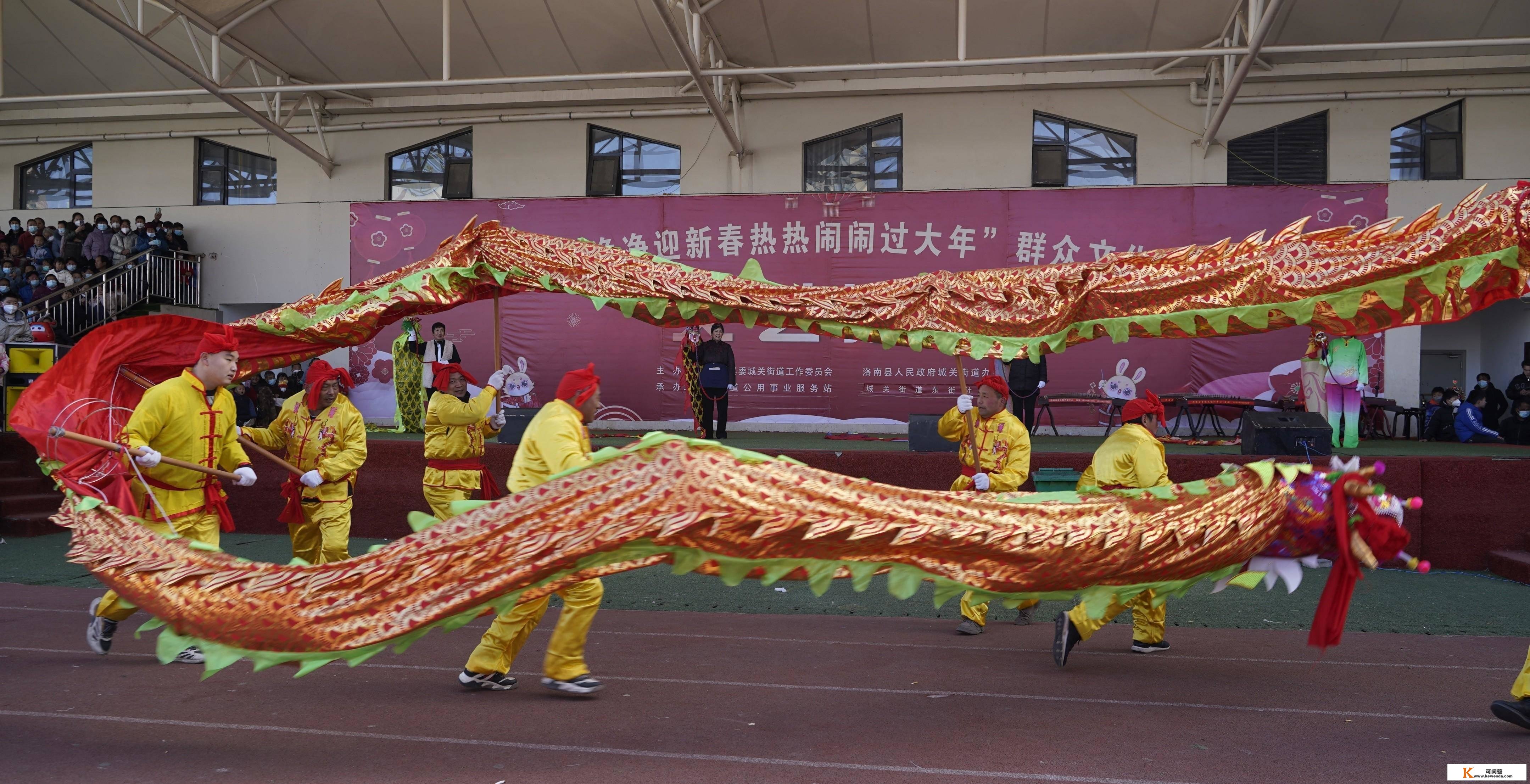 洛南县城关街道东街社区载歌载舞过大年深受群寡喜欢