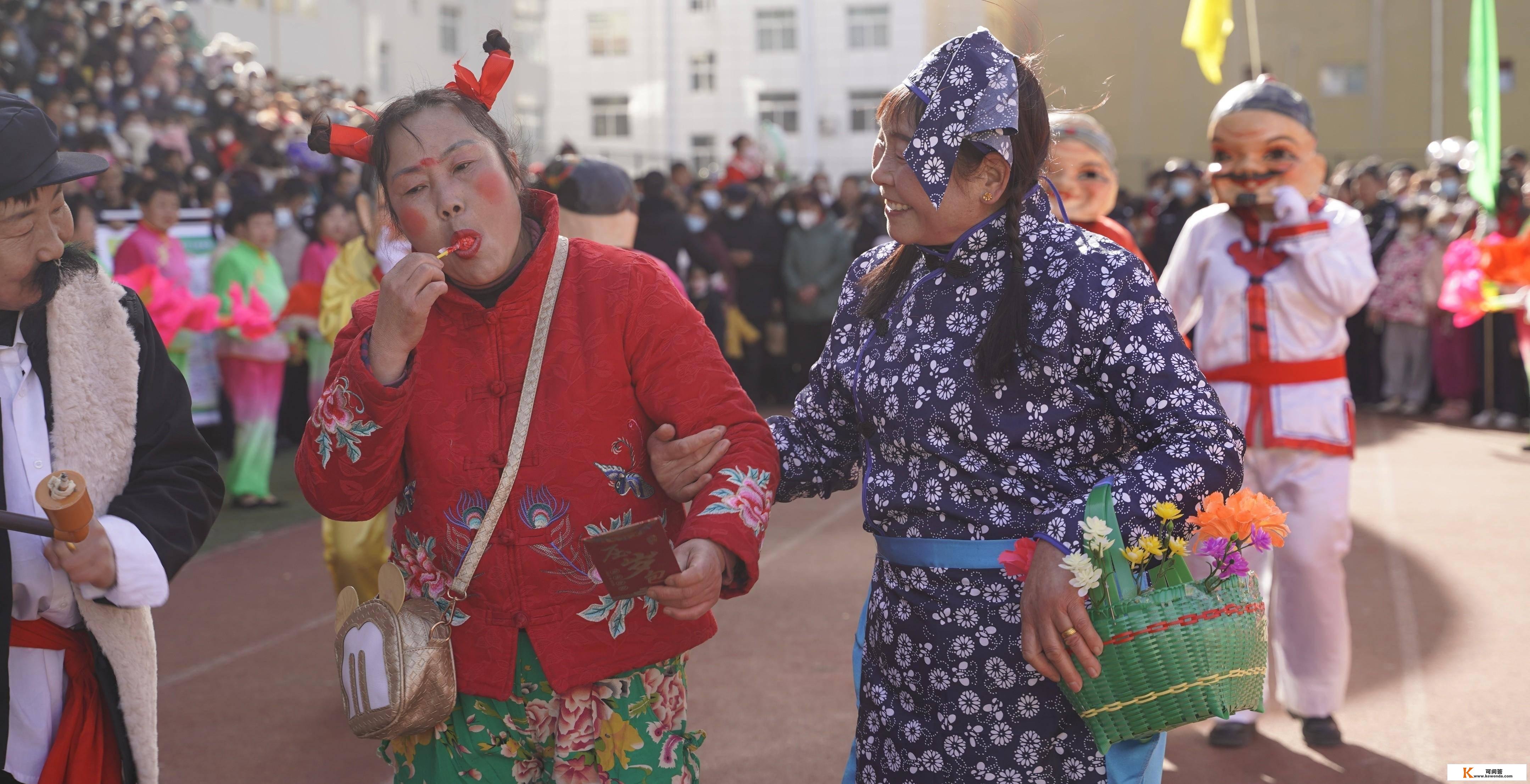 洛南县城关街道东街社区载歌载舞过大年深受群寡喜欢