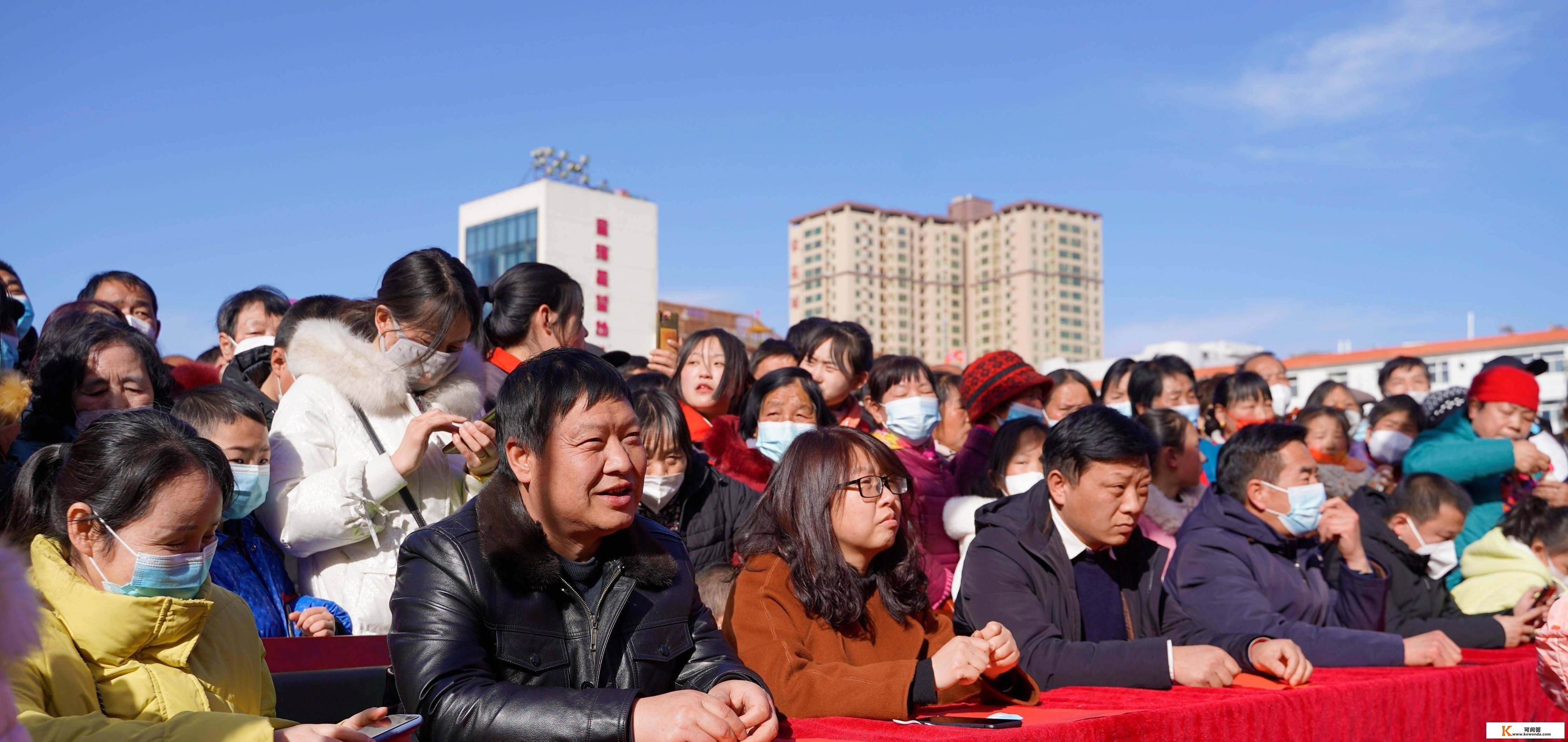 洛南县城关街道东街社区载歌载舞过大年深受群寡喜欢