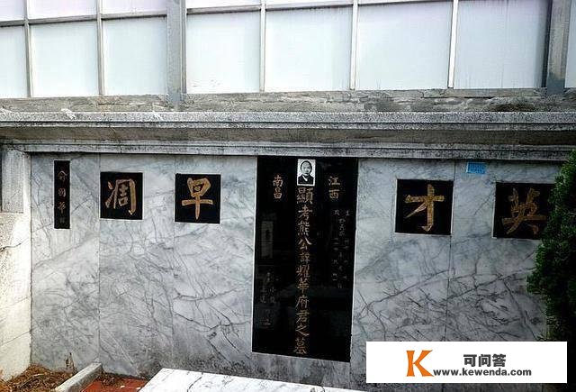 实拍古龙墓地：下葬时48瓶X0酒陪葬，墓碑上四个大字让人慨叹万千