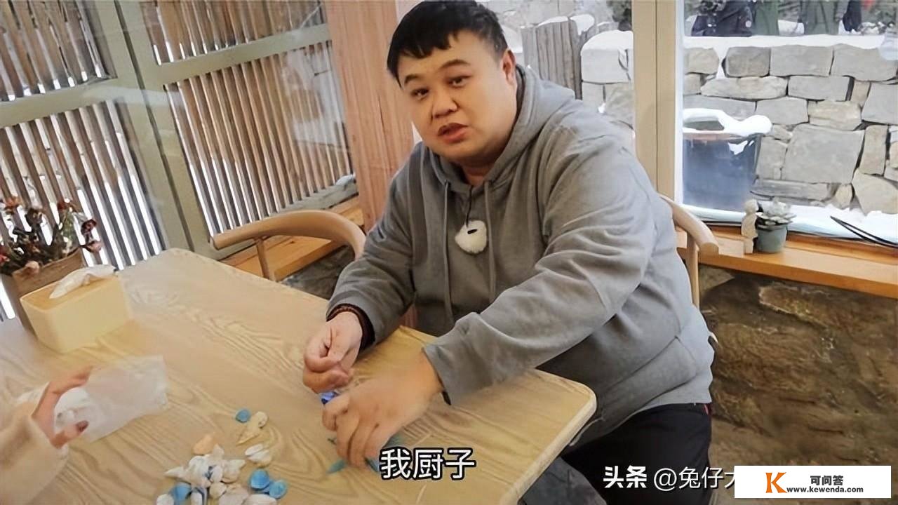 德云社岳云鹏做客威海，在路边与粉丝闲聊，岳哥丝毫没有明星架子