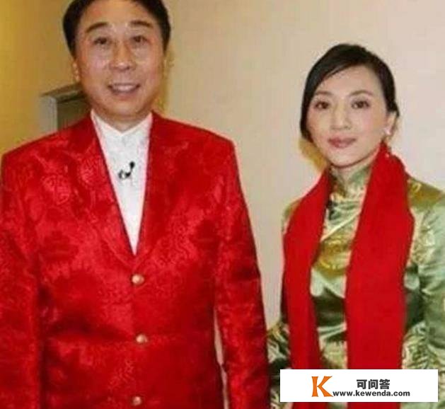 62岁冯巩“隐藏”36年的妻子，竟是熟悉的她，难怪不断没绯闻