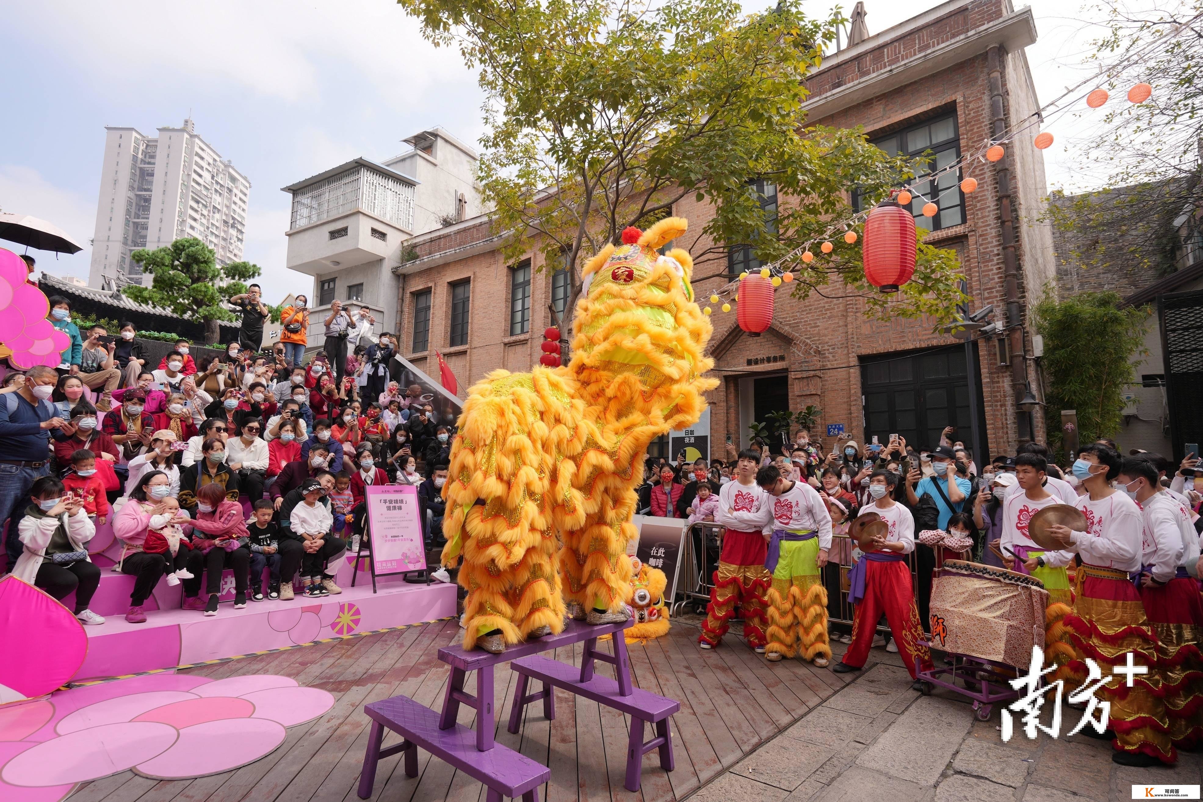 广州永庆坊潮爆伴侣圈！逛花灯看演出，过一个红火火的新年