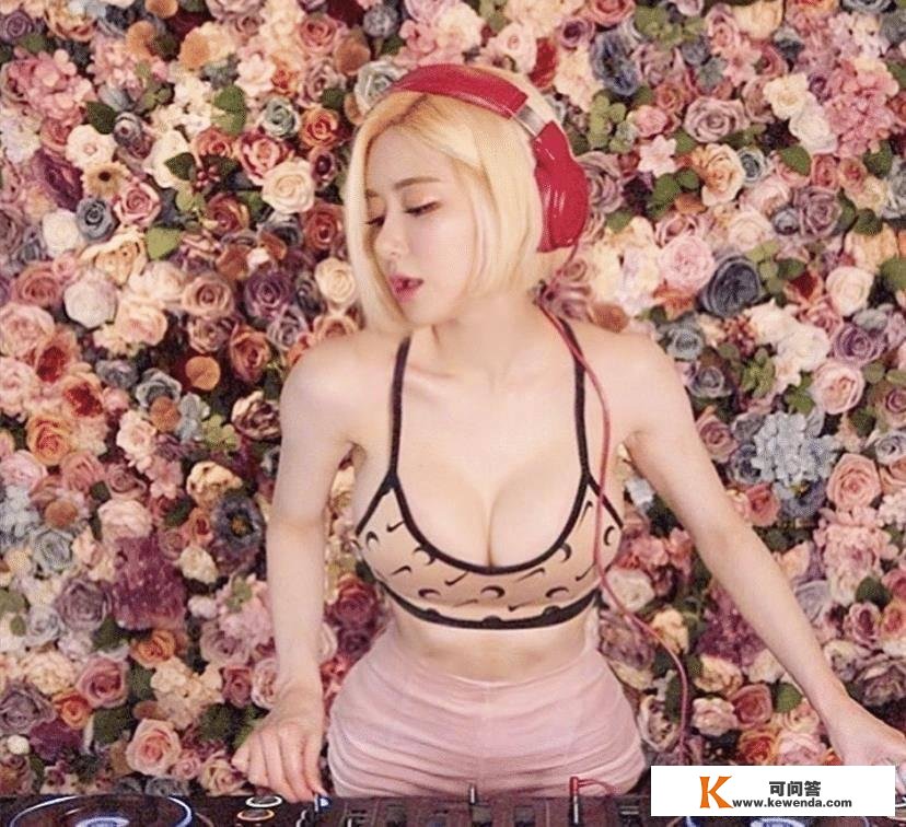 被称为“亚洲最美女DJ”，穿比基尼秀性感火辣身段，不愧是夜店的宠儿