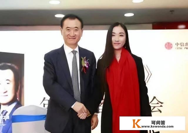 王健林的奥秘女秘书：年轻貌美日薪6千，不睬王思聪，姓名无人知