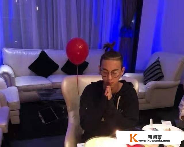 李玲玉稀有晒照，混血儿子也出镜，两人长得很像