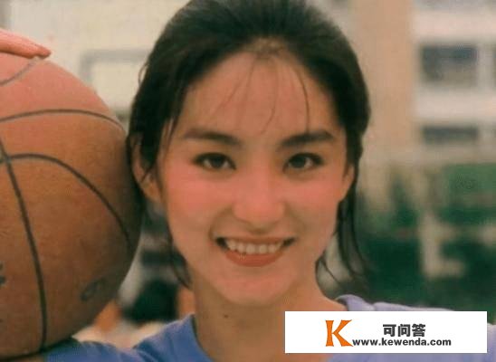 李玲玉不是大美女了？五官逐步趋男性化，混血儿子长相随爸爸