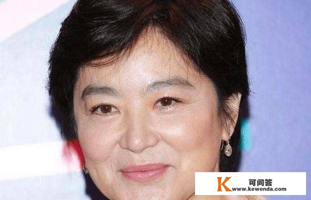 李玲玉不是大美女了？五官逐步趋男性化，混血儿子长相随爸爸