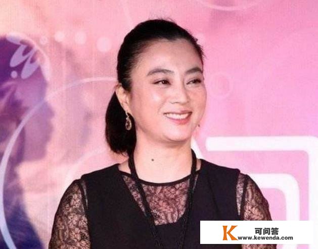 李玲玉不再是大美女了？五官趋男性化，混血儿子长相随爸爸