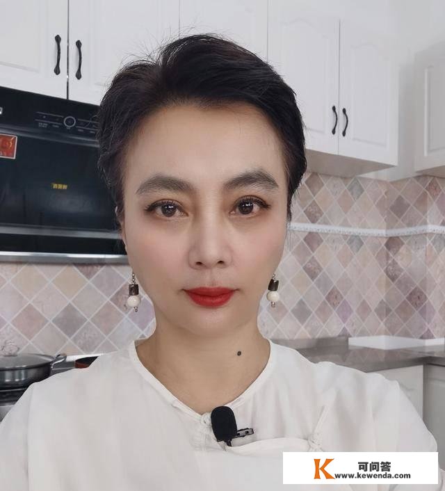 57岁“玉兔精”李玲玉晒近照，两次晒统一名牌包，价值不菲