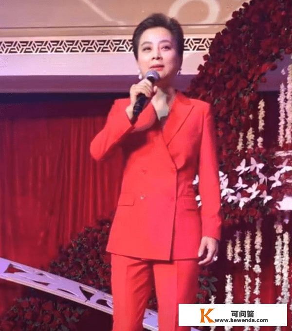 甜歌皇后李玲玉崎岖潦倒，婚庆现场表演显心酸，递话筒无人理遭哄笑