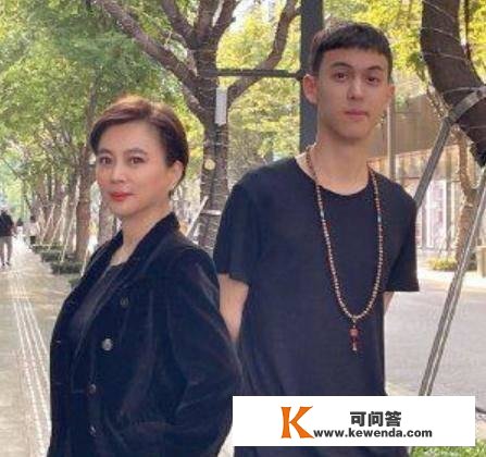 58岁李玲玉和儿子逛街，戴翡翠贵气十足，和儿子站一路像姐弟