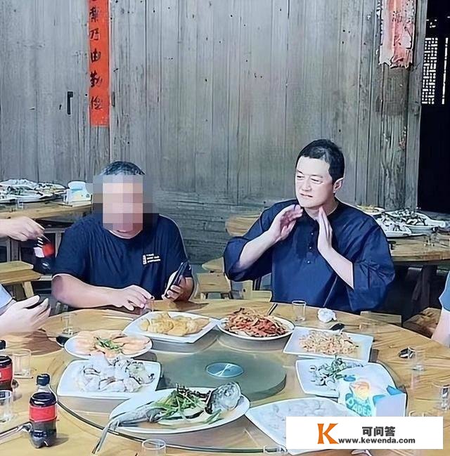 李亚鹏穿布鞋现身福建乡间，农家饭吃美了，唯独没空调将他热够呛