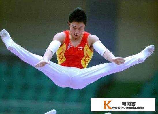 中国体操史上第一人：看上锻练14岁女儿，7年后步入婚姻殿堂！
