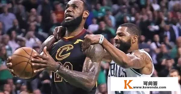 8图看NBA球星打破霎时：谜底一回合晃倒敌手两次，罗斯变向最疯狂