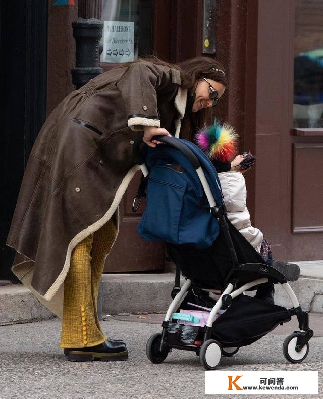 超模伊莉娜又带娃上街，妈妈穿成香蕉，女儿变海胆，母女俩太酷炫